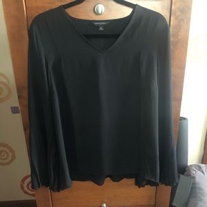 NWOT BLACK ACCORDION SLEEVE banana rep Med